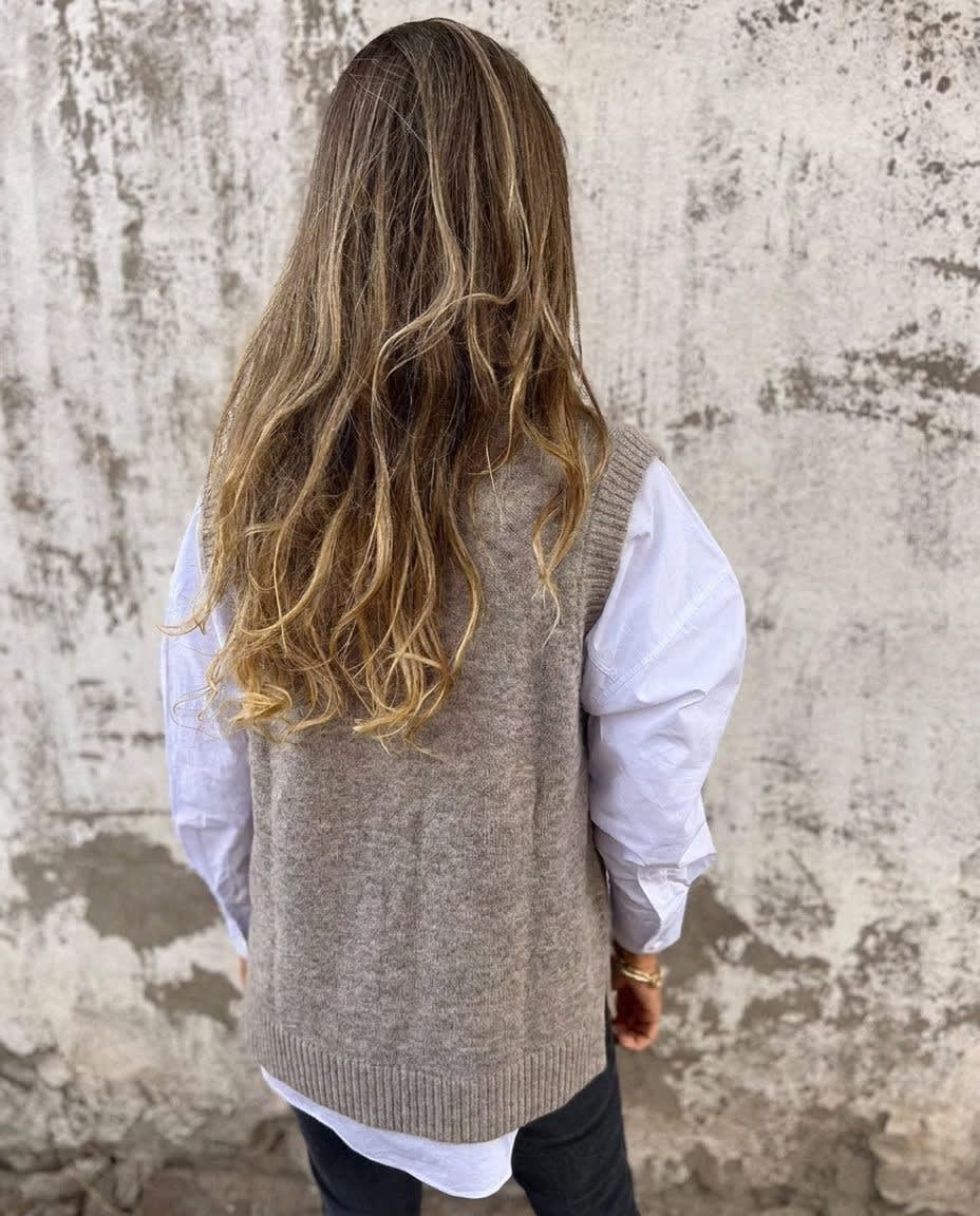 Allegra Ribbed Knit Oversized Sweater Vest_3