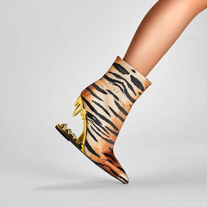Jolanda Sculpted Heel Pointed Toe Ankle Boots_14